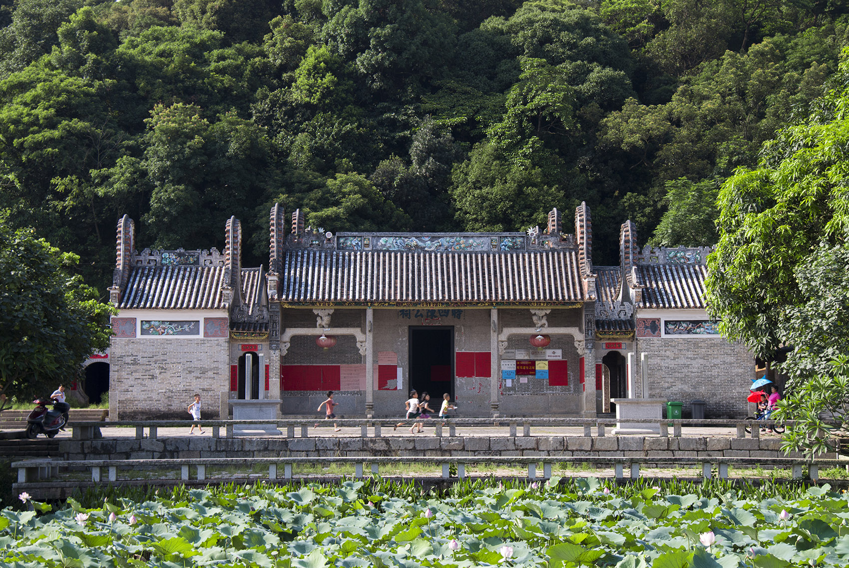 ▼两个小女孩蹲在小水池旁捉虫子广州市萝岗区莲塘村名村环境改造工程