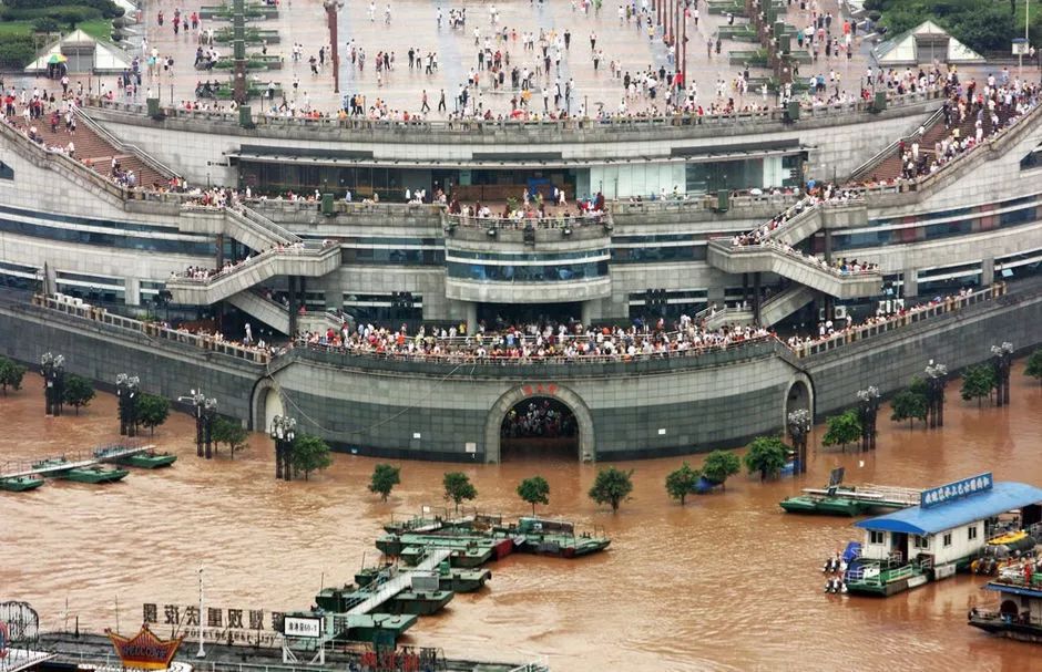 240亿重金打造!5d重庆「帆船魔楼」开业第一天,就被市民挤爆!